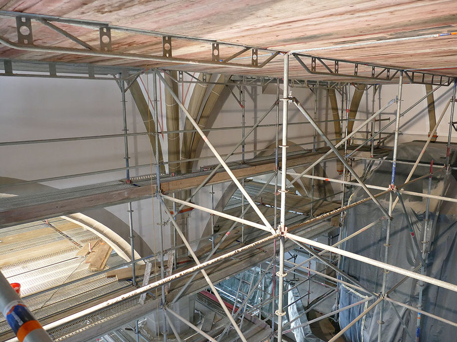 Malerarbeiten in der Stadtpfarrkirche (Foto: Karl-Franz Thiede)